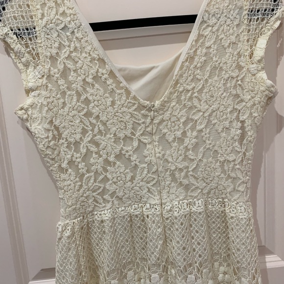 Cream lace dress - Picture 5 of 8